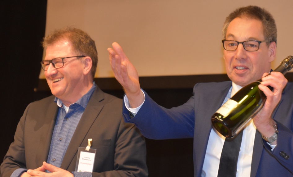 Ludwig Wiedemann und Götz Beck mit Champagner