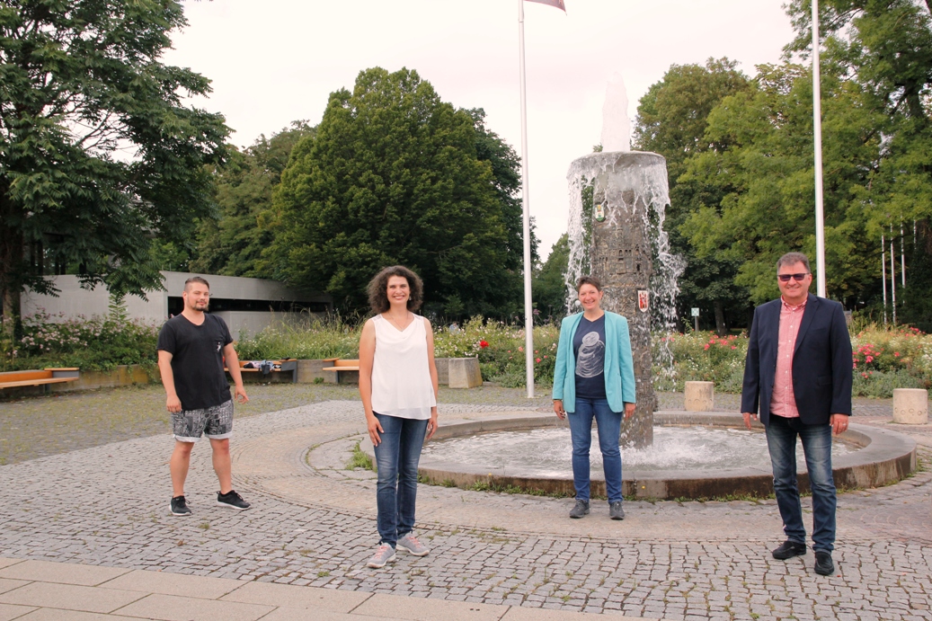 Die Mitglieder des Gesamtvorstands vor dem Reichenberger Brunnen auf dem Vorplatz der Kongresshalle